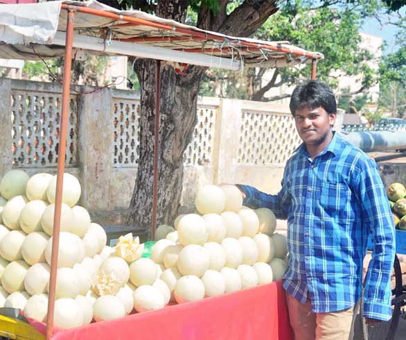fruit-seller-in-vizag