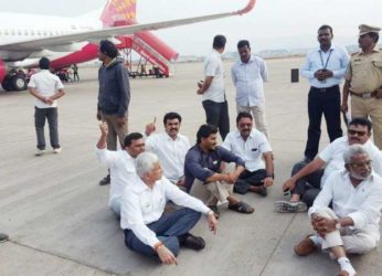 Jagan Mohan Reddy detained at Vizag airport