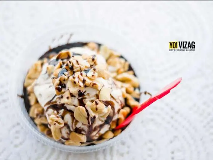 caramel brownie food