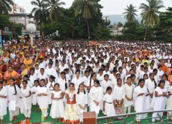 Children take part in the “Sahasra Veda Galarchana” organised at Visakhapatnam’s Sri Sathya Sai Vidya Vihar