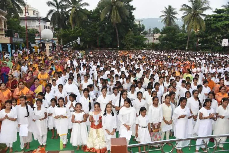Children take part in the "Sahasra Veda Galarchana" organised at Visakhapatnam's Sri Sathya Sai Vidya Vihar