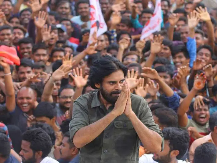 Fans of PK electrocuted in Vizag, Pawan Kalyan offers condolence