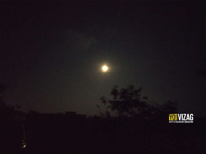 Heritage enthusiasts gather at Bavikonda to witness Blood Wolf Moon in Vizag