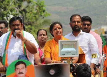 BJP leaders Purandeswari and Vishnu Kumar Raju hold a roadshow in Vizag