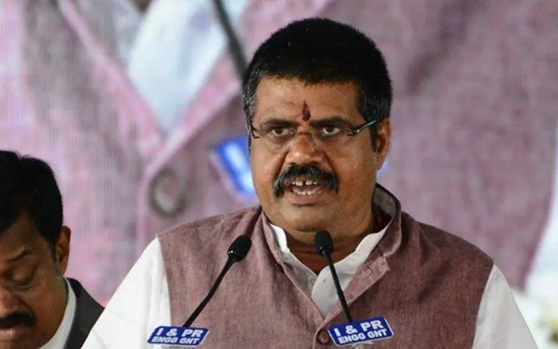 Minister conducts surprise raid at Victoria Hospital in Visakhapatnam