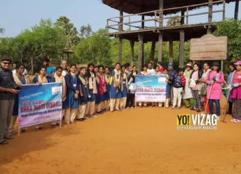 People get together to clean up Erra Matti Dibbalu of Visakhapatnam