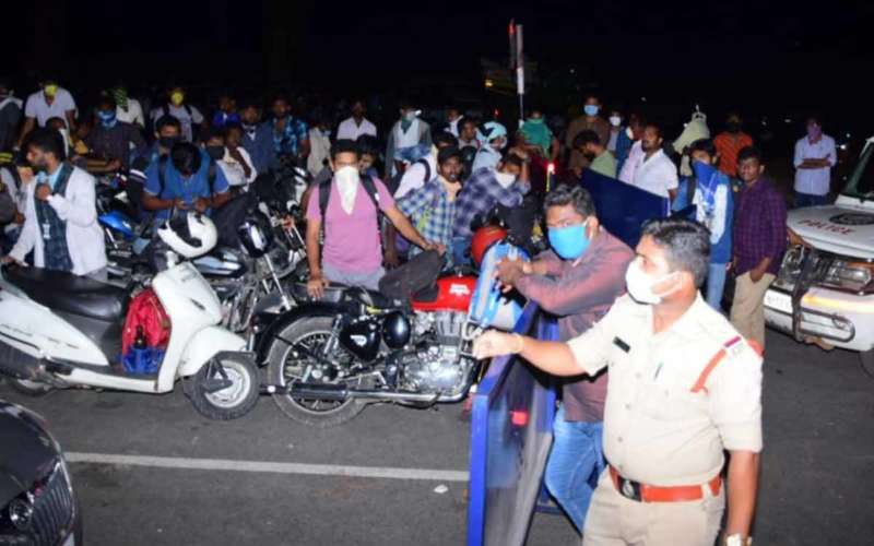 Hundreds returning to Andhra Pradesh denied entry at border, later let through
