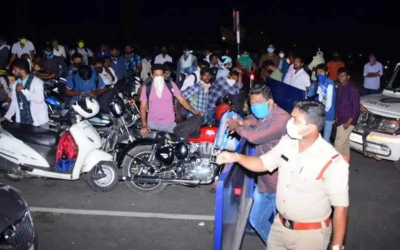Hundreds returning to Andhra Pradesh denied entry at border, later let through