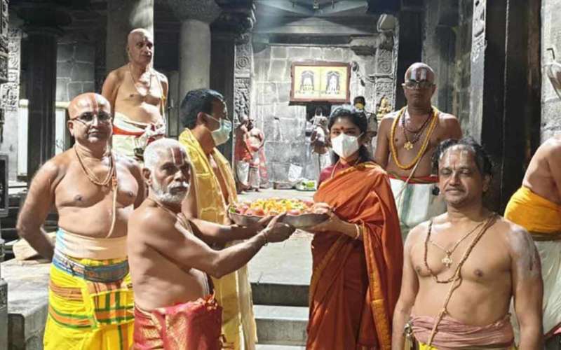 Chief priest at Simhachalam temple suspended for allowing an outsider