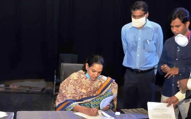 GVMC Commissioner directs staff to mark 100% attendance in office