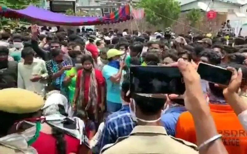 Vizag gas leak: Agitated locals demand to shutdown LG polymers plant