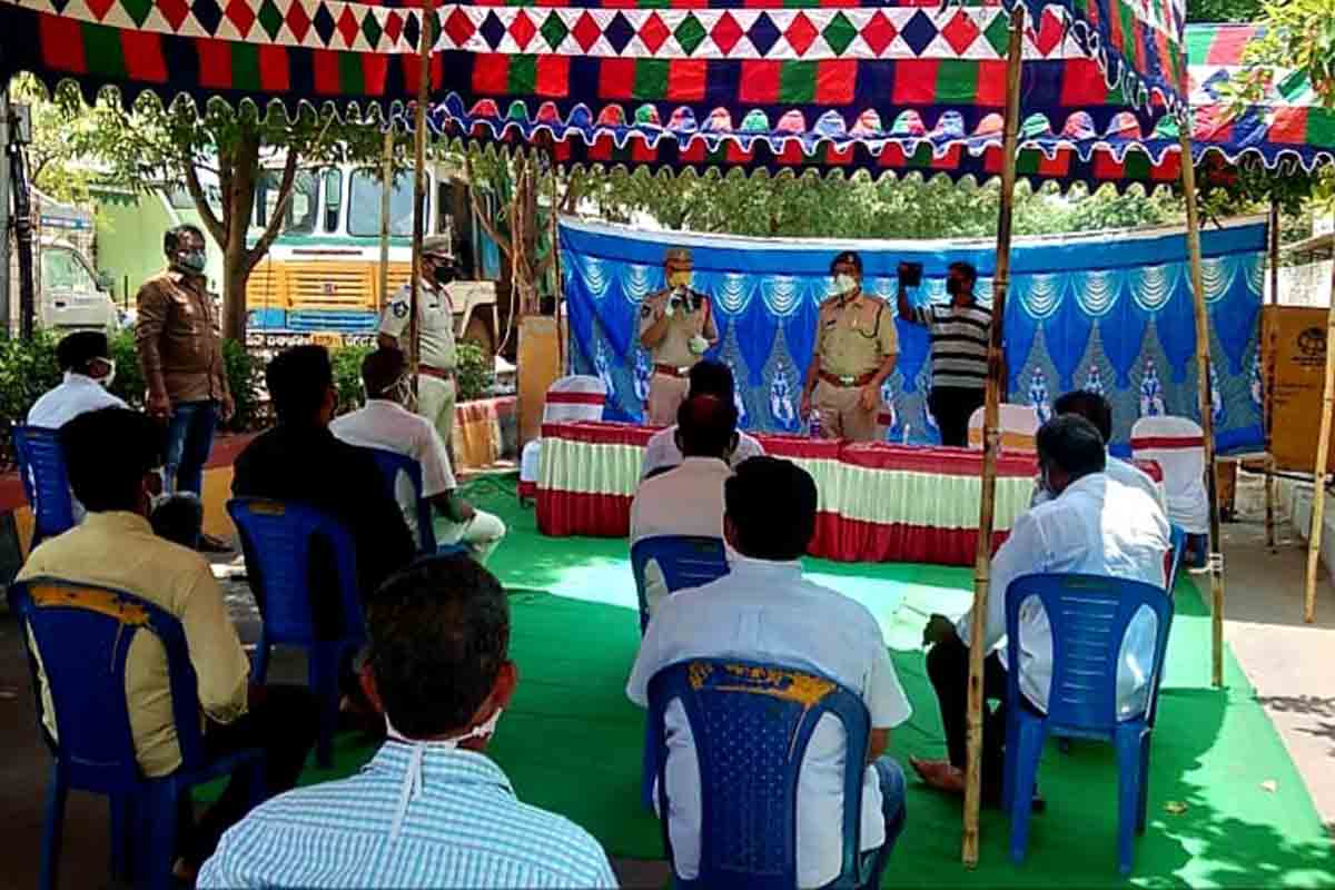 Visakhapatnam police raise awareness on COVID-19 severity in Appughar