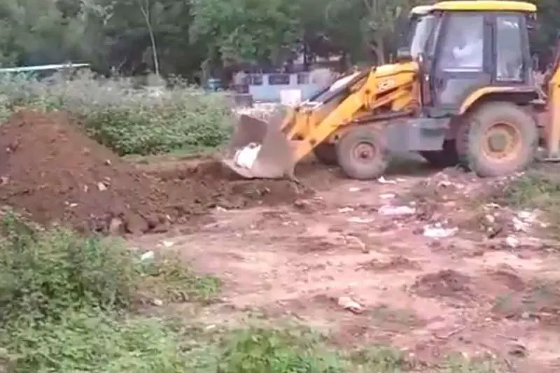 COVID-19 victim's body buried using JCB Earthmover in Tirupati