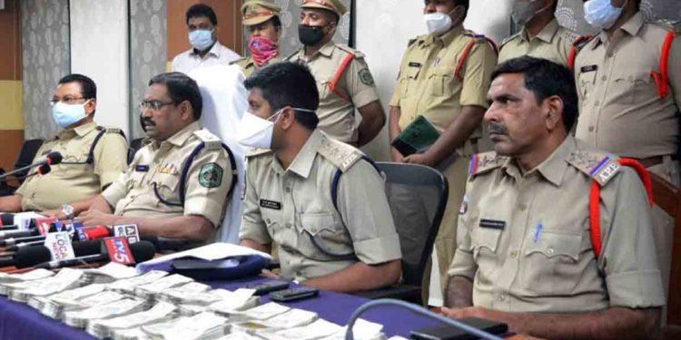 Visakhapatnam police nab robbery gang, recover Rs 12.5 lakh