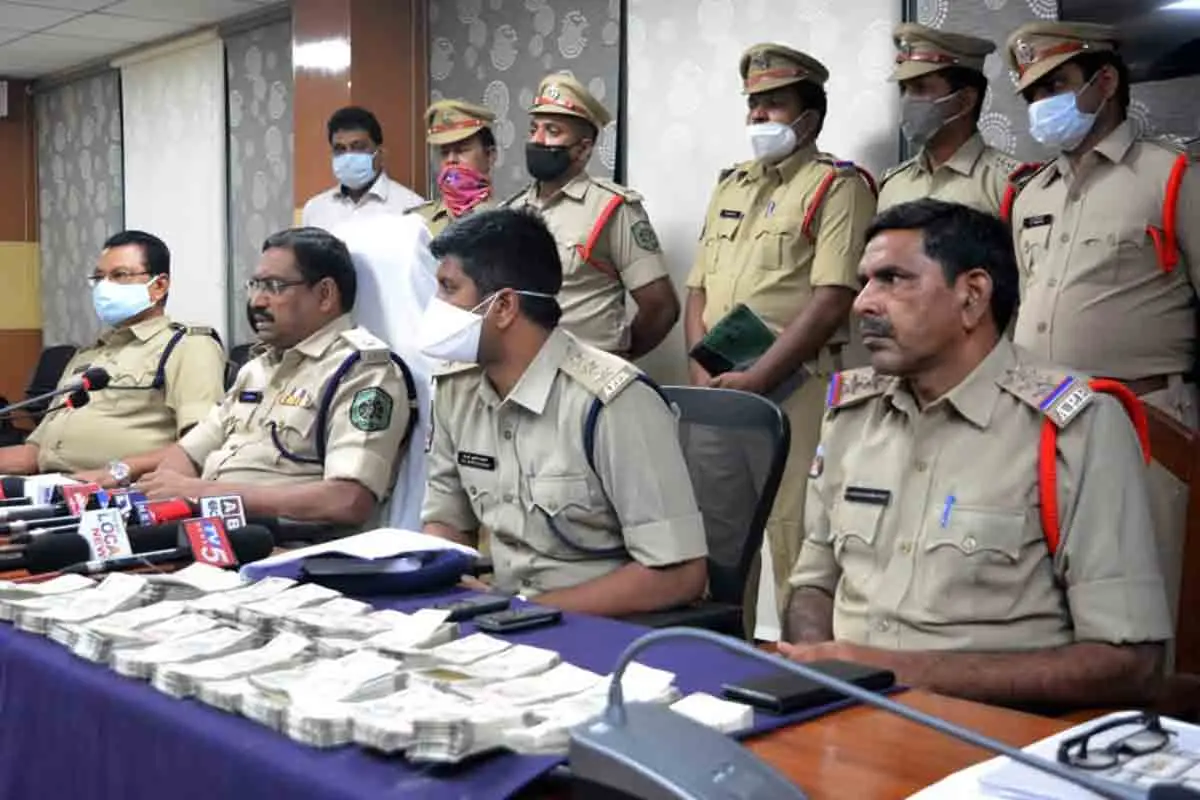 Visakhapatnam police nab robbery gang, recover Rs 12.5 lakh