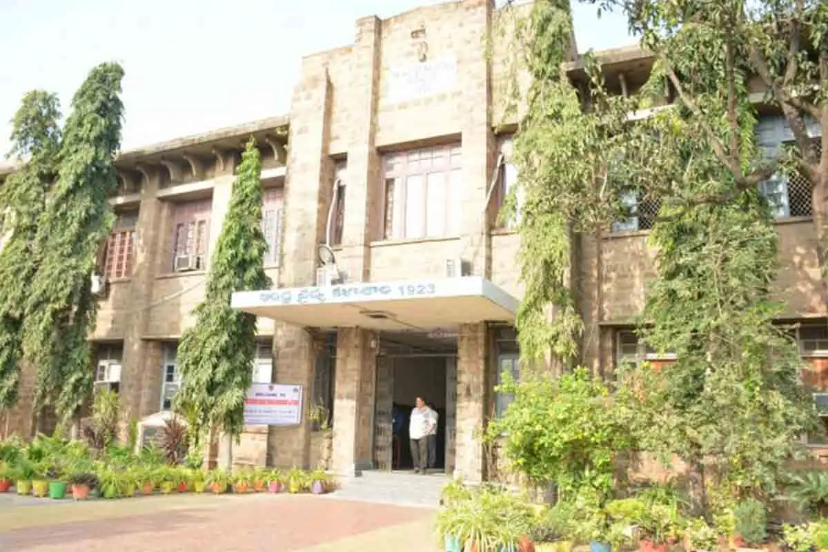 Andhra Medical College Senior Residents recruitment: 64 vacancies announced