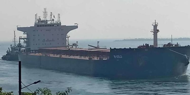 Vizag Port breaks its own record, handles 38-metre beam vessel