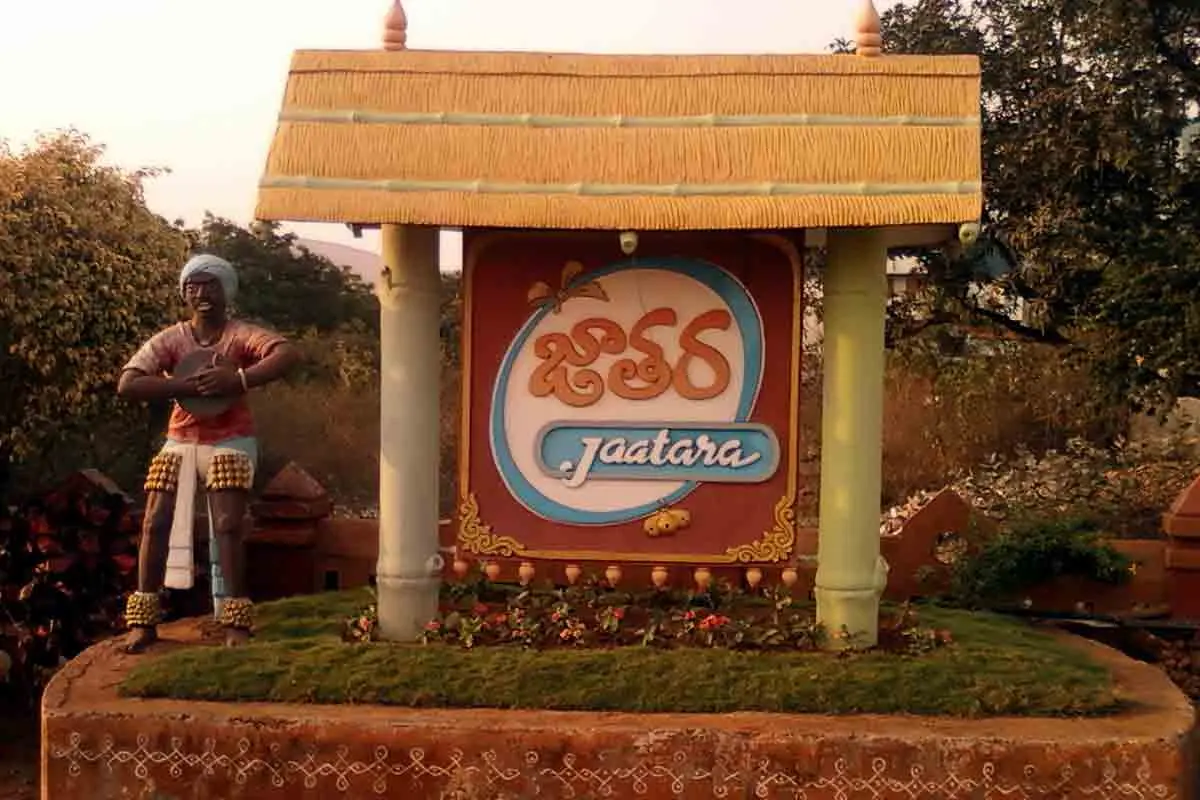 Handloom exhibition inaugurated in Vizag, features weaves from seven states