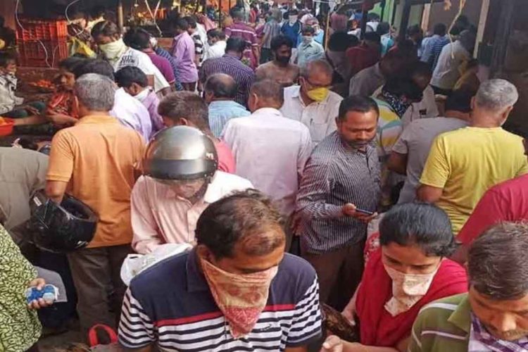 Rush at Visakhapatnam rythu bazaars; people prepare for partial lockdown