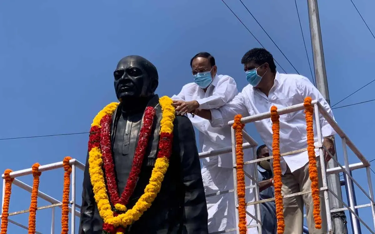Vice President Naidu pays his respects to the late PM PV Narasimha Rao