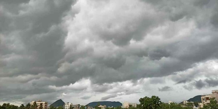 Expected rains to give relief to the people in Vizag from high temperatures