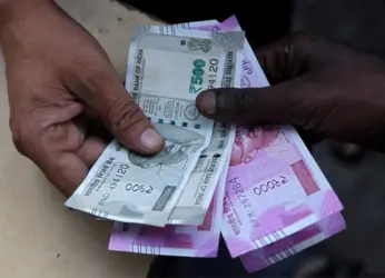 ACB officials catch a land surveyor taking a bribe in Visakhapatnam