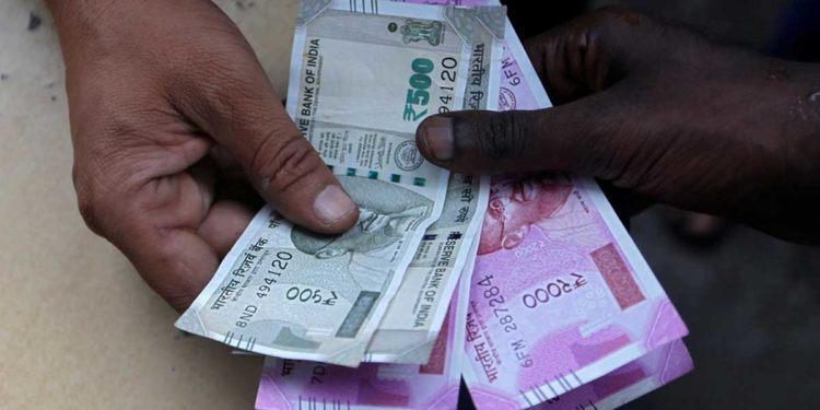 ACB officials catch a land surveyor taking a bribe in Visakhapatnam