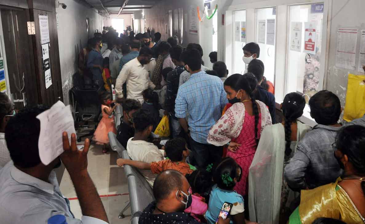 Covid-19 norms going for a toss with heavy rush at e-KYC centres in Vizag