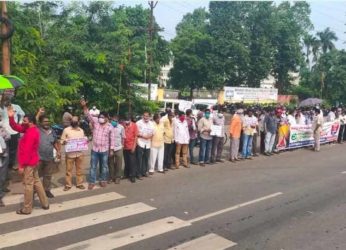 People form 10-km human chain to protest against VSP privatisation