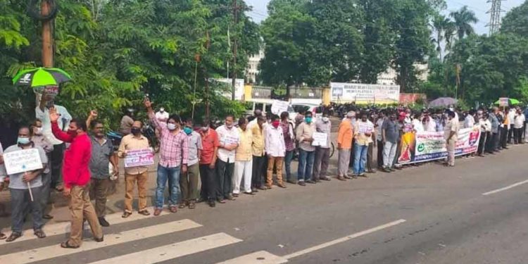 People form 10-km human chain to protest against VSP privatisation, visakhapatnam steel plant