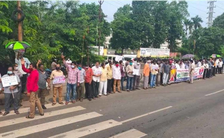 People form 10-km human chain to protest against VSP privatisation, visakhapatnam steel plant