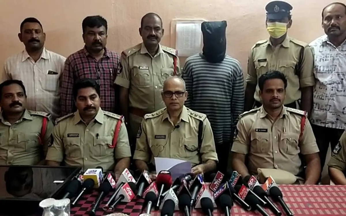 Visakhapatnam Police arrests a man for committing multiple robberies