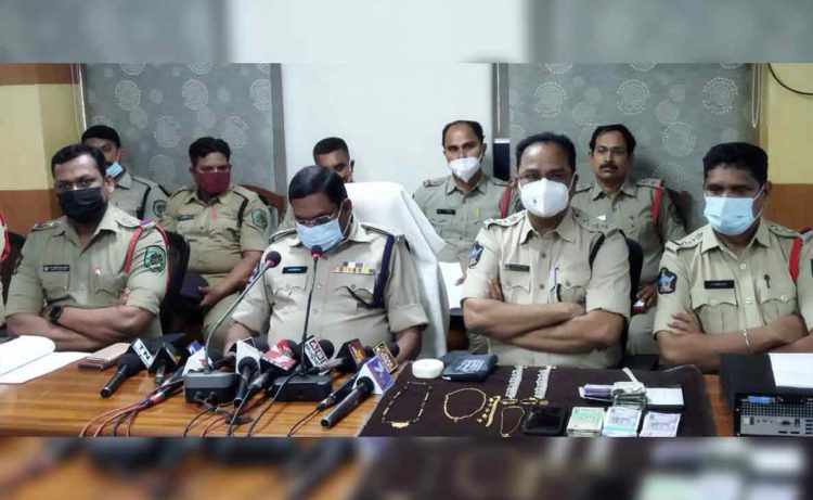 Vizag City Police arrests 5 people in 4 separate robbery cases