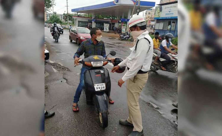Vizag Traffic Police comes down hard on the violators of new guidelines