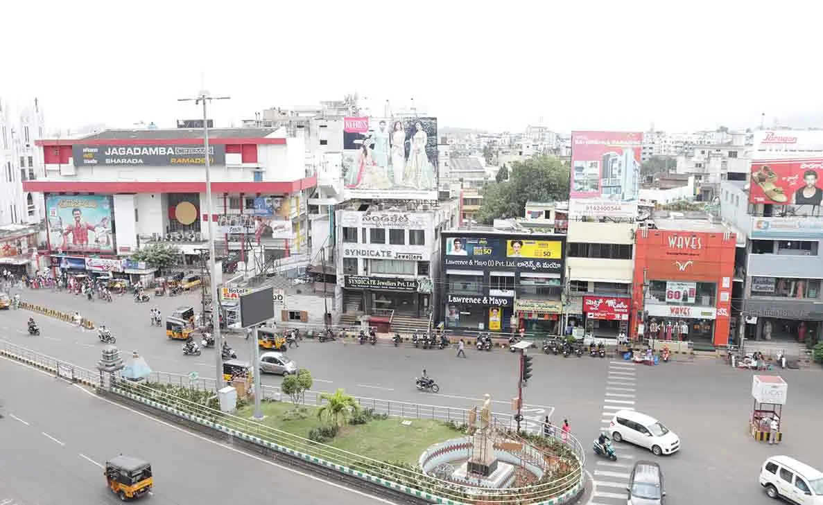 5 different types of people you would find at traffic signals in Vizag