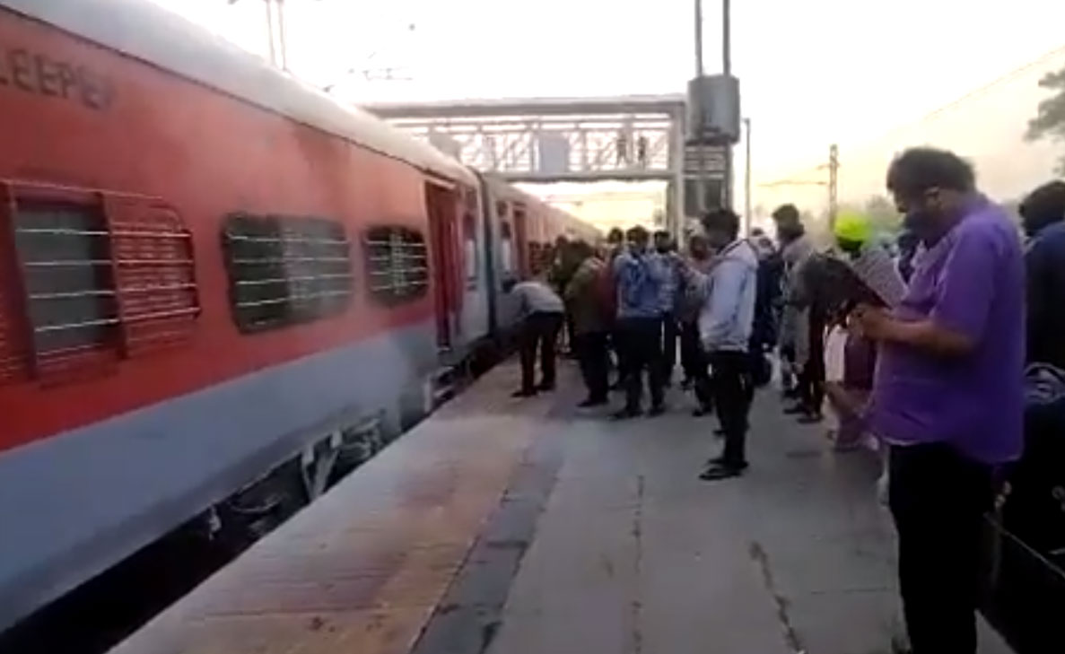 Smoke from Visakhapatnam to New Delhi bound Andhra Pradesh Express, Nekkonda Railway Station