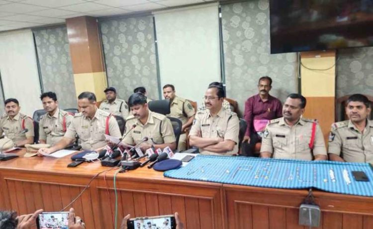 Visakhapatnam Police hold a press conference on solving recent thefts