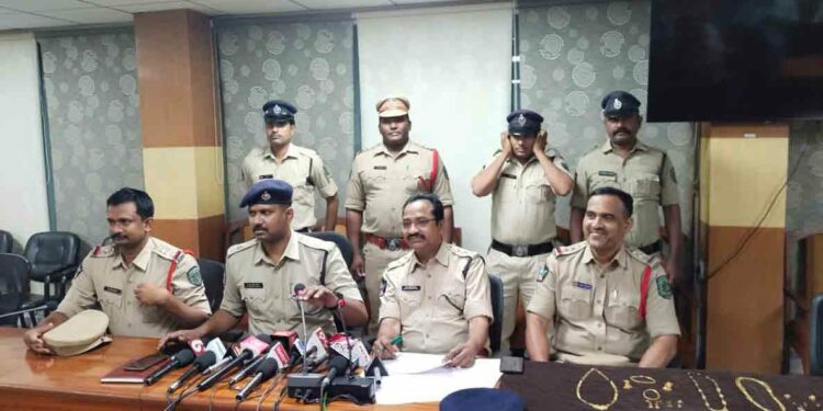The Visakhapatnam Police arrest four accused in two robbery cases