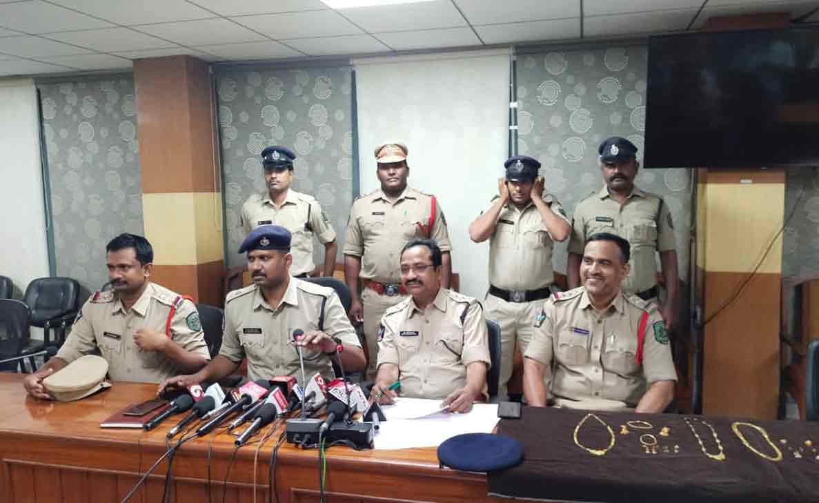 The Visakhapatnam Police arrest four accused in two robbery cases