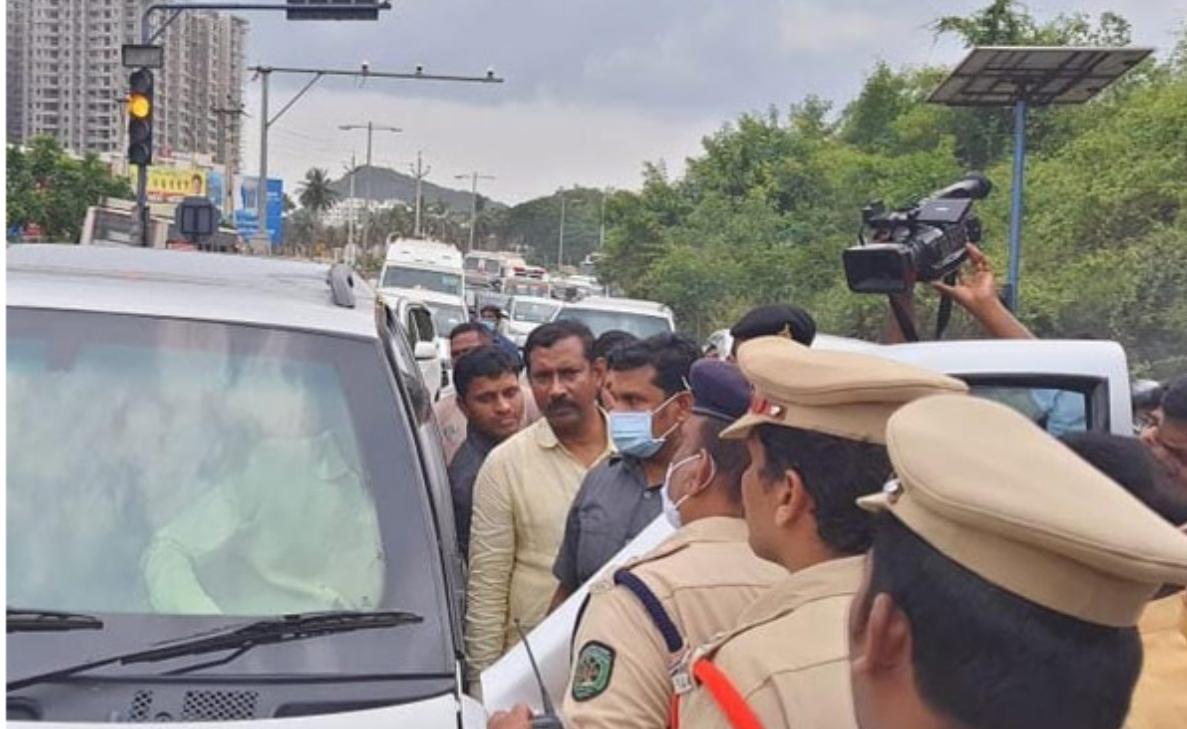 Chandra Babu Naidu: Police halt convoy near Yendada during his Vizag tour