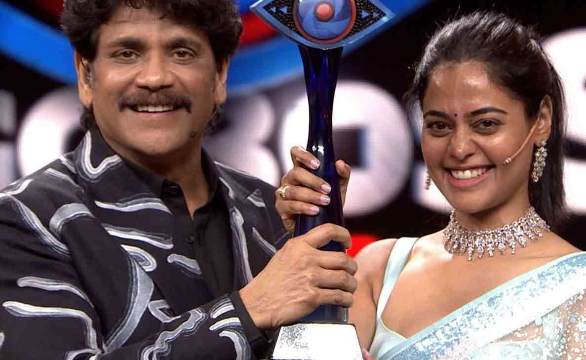 Bigg Boss Telugu Non-Stop: Bindu Madhavi lifts the Non-Stop season trophy