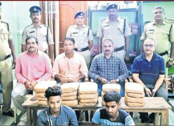 Interstate ganja smugglers caught in Visakhapatnam Railway Station