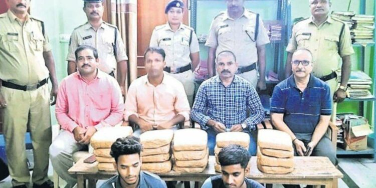 Interstate ganja smugglers caught in Visakhapatnam Railway Station