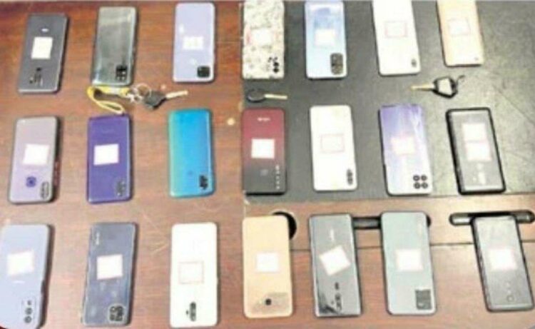 Visakhapatnam: 4 involved in multiple robbery cases nabbed, 24 mobiles recovered