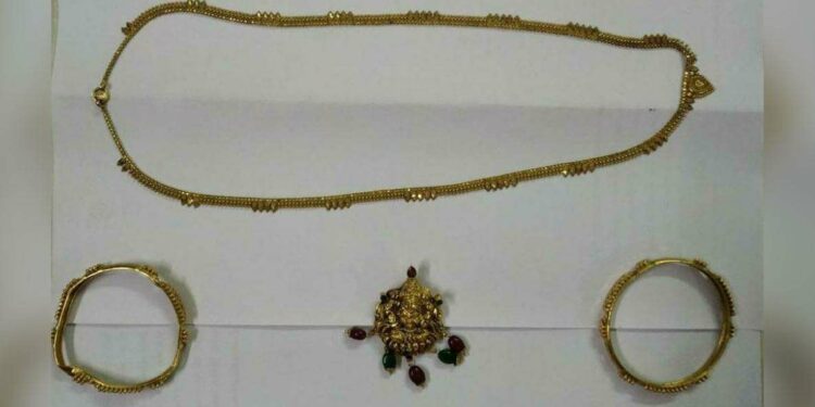 Robbery: Juvenile steals ₹2 lakh worth gold in Visakhapatnam 