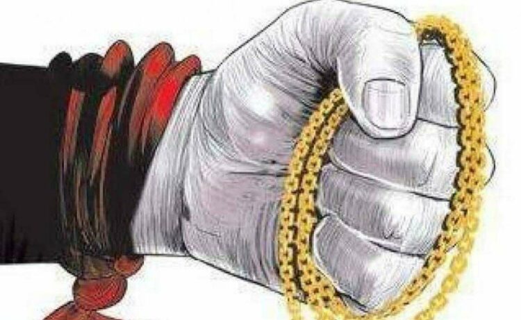 Vizag: Robbery in MVP Colony, thieves break in and steal gold and silver