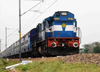 Andhra Pradesh: Smoke on Bengaluru-Howrah Express train, local police rush to rescue