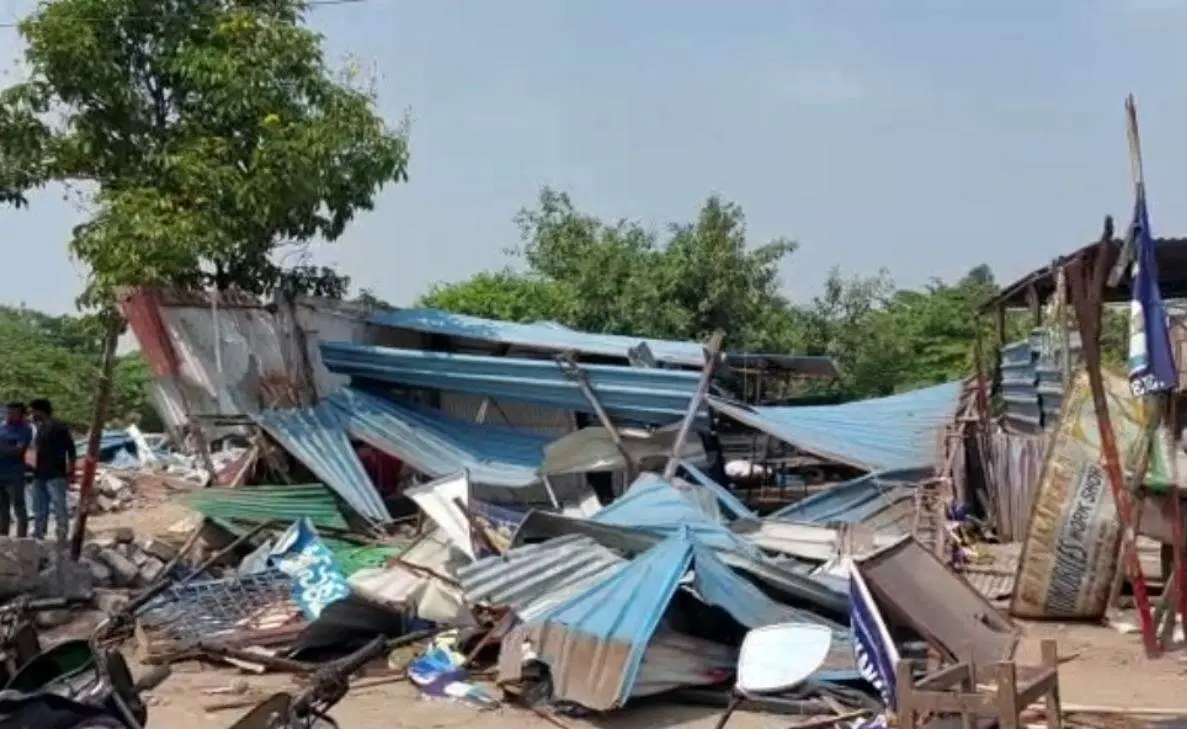 Vizag Police and GVMC act at midnight, several shops demolished