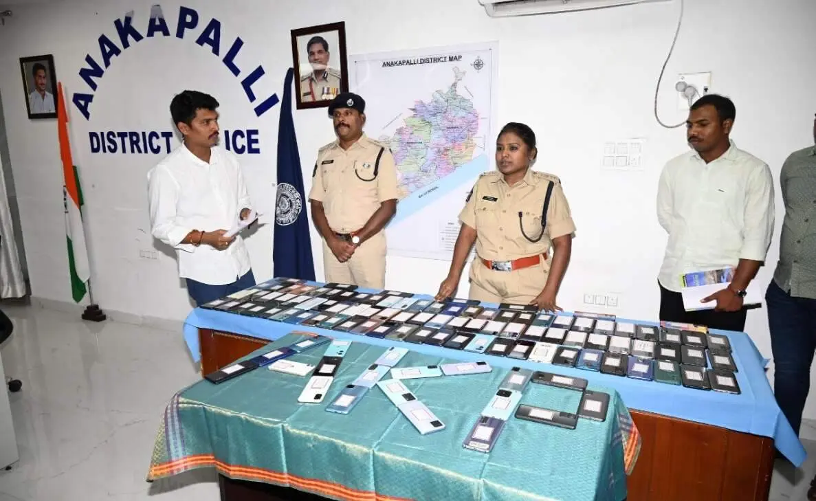 Web portal by Vignan students aids Anakapalli Police in recovering 131 lost phones