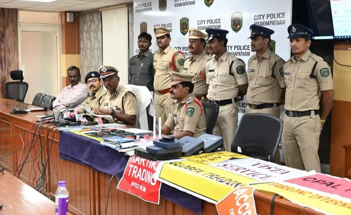 Visakhapatnam City Police arrest 6 fraudsters for luring women into fake online jobs